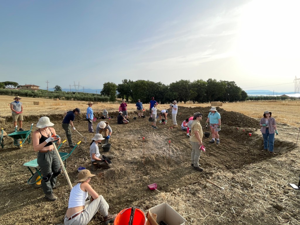 Ranciano, students in the field cleaning the site